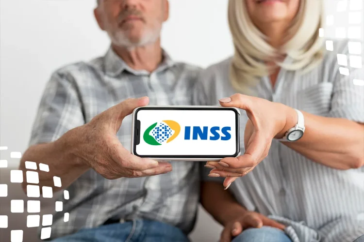 Idosos sentados mostram celular com logo do INSS em destaque.