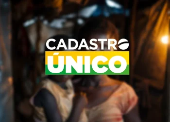 Logotipo do Cadastro Único em destaque, com as cores da bandeira do Brasil (verde, amarelo e branco), sobreposto a uma imagem desfocada de uma mãe e seu filho em um ambiente doméstico humilde.