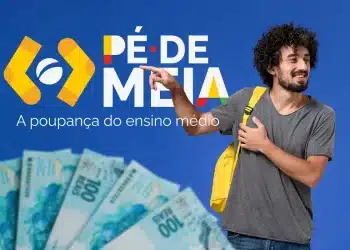 Estudante de ensino médio com mochila amarela, sorrindo, ao lado do logo Pé-de-Meia e seta amarela apontando para cima.
