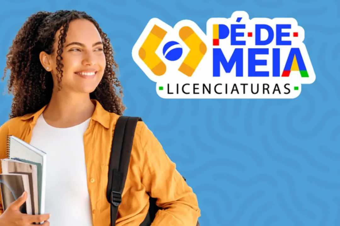 Estudante sorridente com mochila segurando livros, representando o Programa Pé-de-Meia Licenciaturas 2026.