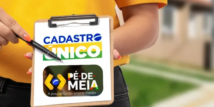 Estudante segura prancheta com informações sobre atualização do CadÚnico para o programa Pé-de-Meia 2026.