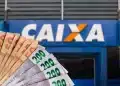 Notas de real em frente a agência da CAIXA ilustrando liberação de até R$ 6.220 para trabalhadores em cidades com decreto de calamidade.