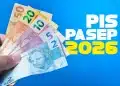 Mão segura diferentes cédulas ao lado da inscrição PIS/Pasep 2026, com ênfase no pagamento de até R$ 1.486,00.