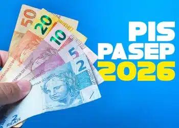 Mão segura diferentes cédulas ao lado da inscrição PIS/Pasep 2026, com ênfase no pagamento de até R$ 1.486,00.