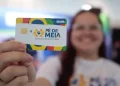 Imagem do cartão do programa Pé-de-Meia, com logo e bandeira do Brasil. Texto destaca a falta de anúncio sobre o calendário 2026.