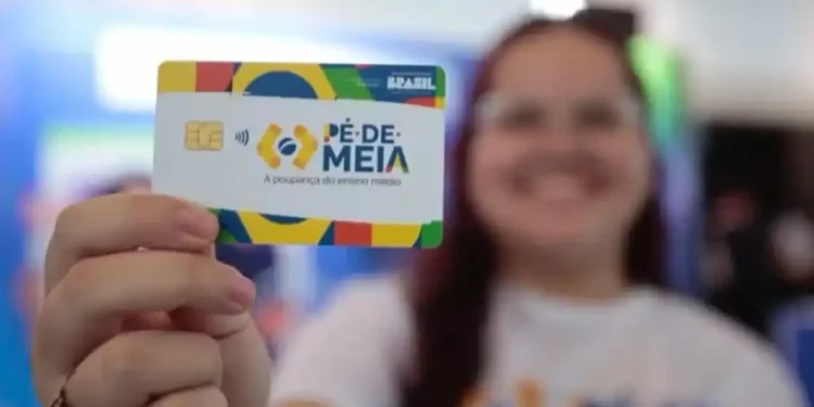 Imagem do cartão do programa Pé-de-Meia, com logo e bandeira do Brasil. Texto destaca a falta de anúncio sobre o calendário 2026.