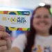 Imagem do cartão do programa Pé-de-Meia, com logo e bandeira do Brasil. Texto destaca a falta de anúncio sobre o calendário 2026.