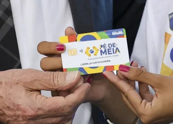 Estudante recebe cartão do programa Pé-de-Meia 2026 do governo federal.