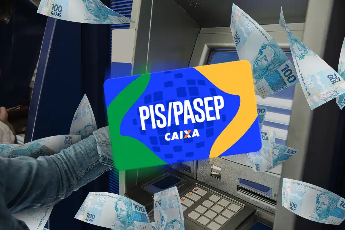Cartão PIS PASEP da Caixa com notas de cem reais e caixa eletrônico ao fundo