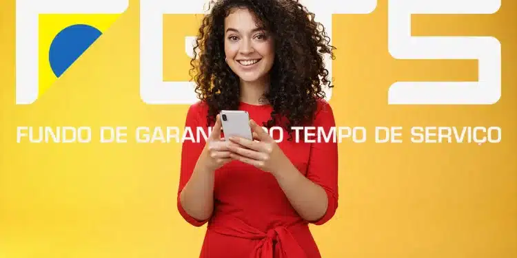 Jovem segurando smartphone sorrindo em frente ao logo do FGTS em fundo amarelo