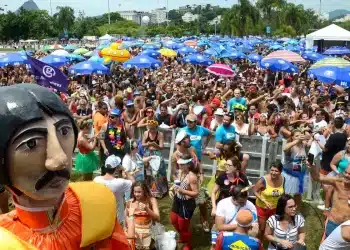 Multidão aproveita o Carnaval ao ar livre enquanto serviços públicos e bancos podem ter horário alterado em 2026.