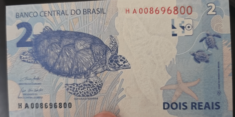 Close detalhado de uma cédula de 2 reais da segunda família do Real, focando na numeração de série tipo "radar" ou "espelho" que se lê igual de trás para frente.