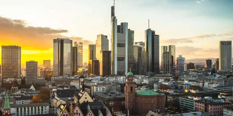 Vista panorâmica de Frankfurt, Alemanha, com seus arranha-céus contrastando com a arquitetura histórica.