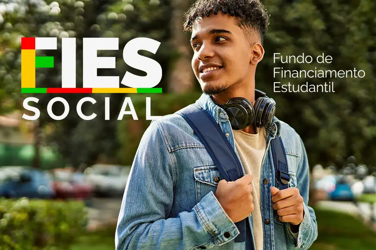 Um jovem negro de cabelos cacheados e curtos, sorridente, usa uma jaqueta jeans e carrega uma mochila azul nas costas em um ambiente externo. À esquerda dele, destaca-se o logotipo "FIES SOCIAL" e, à direita, o texto "Fundo de Financiamento Estudantil".