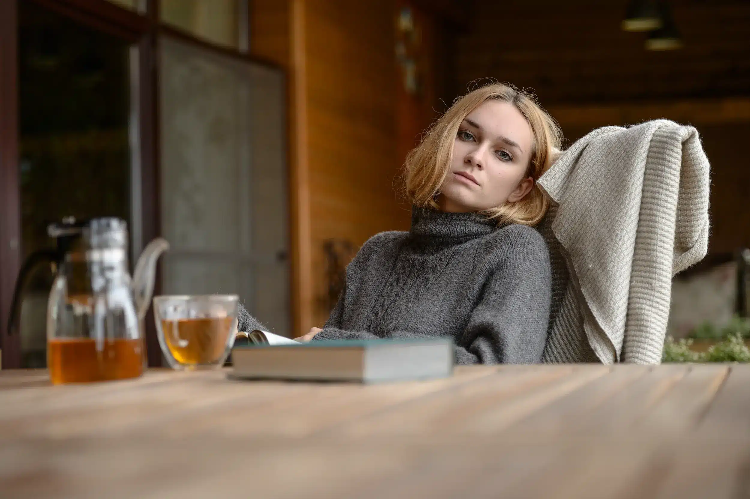 Pessoa pensativa em ambiente tranquilo, refletindo sobre a vida e seus próximos passos.