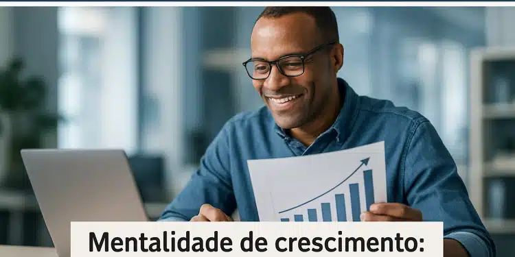 Homem sorrindo segura gráfico de barras crescentes em frente ao notebook