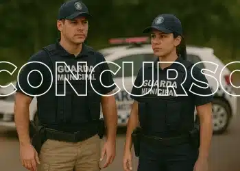 Dois agentes da Guarda Municipal fardados com colete e boné em frente a viatura com texto concurso sobreposto