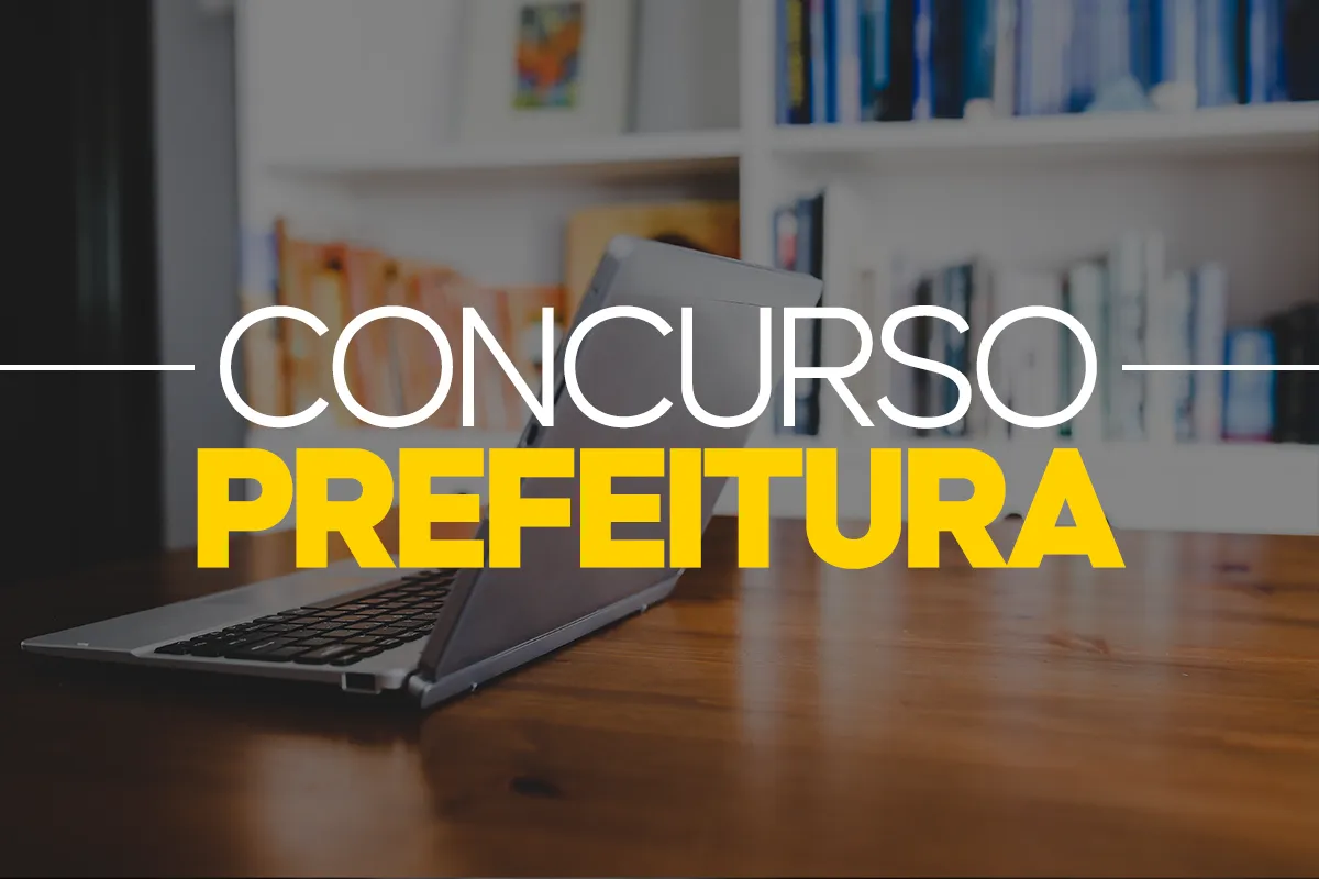 Notebook aberto em mesa de madeira com texto Concurso Prefeitura em destaque
