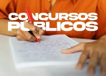 Pessoa escrevendo com caneta vermelha em caderno durante preparação para concursos públicos com inscrições encerrando