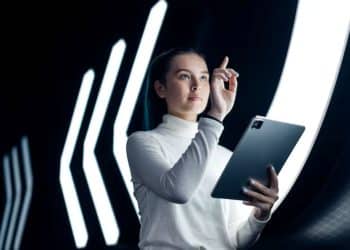 Pessoa interagindo com interface digital futurista representando novas profissões do futuro