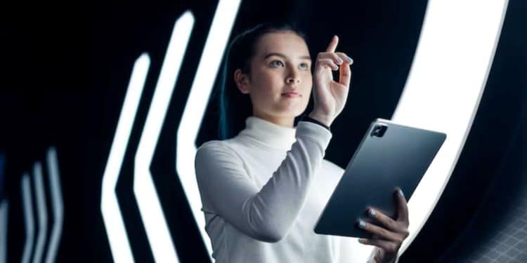 Pessoa interagindo com interface digital futurista representando novas profissões do futuro