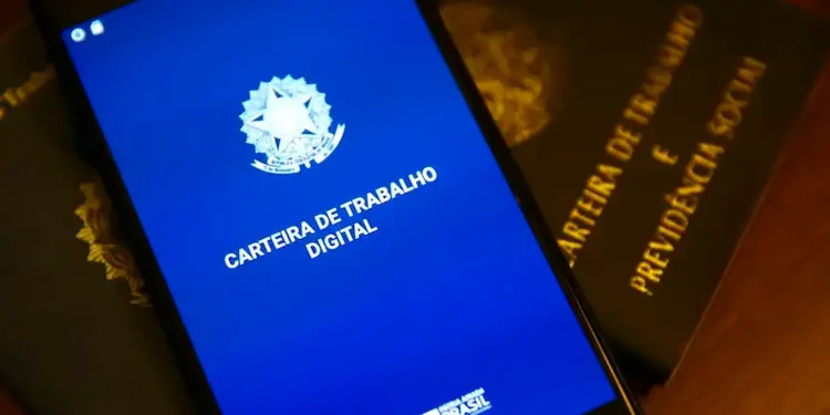 Aplicativo Carteira de Trabalho Digital aberto no celular para consultar o PIS Pasep 2026.