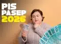 Uma mulher de pele clara e cabelos castanhos curtos olha pensativa para um leque de notas de 50, 100 e 200 reais em sua mão. No canto superior esquerdo, há o texto "PIS PASEP 2026" em branco e amarelo. No canto inferior direito, aparecem mais notas de 100 reais em leque.