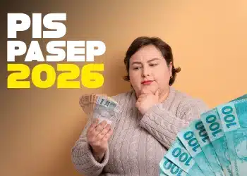 Uma mulher de pele clara e cabelos castanhos curtos olha pensativa para um leque de notas de 50, 100 e 200 reais em sua mão. No canto superior esquerdo, há o texto "PIS PASEP 2026" em branco e amarelo. No canto inferior direito, aparecem mais notas de 100 reais em leque.