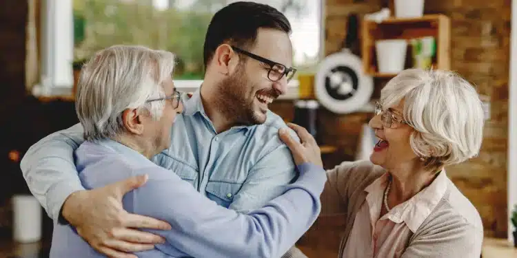 Momento de carinho e apoio entre filho e pais idosos, retratando a convivência familiar durante o envelhecimento.
