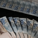 Notas de R$ 100 e R$ 200 reais representando necessidade de decreto para antecipação do 13º do INSS