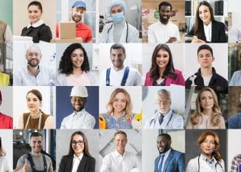 Pessoas de diferentes profissões posam sorrindo com uniformes e objetos representativos de suas áreas.