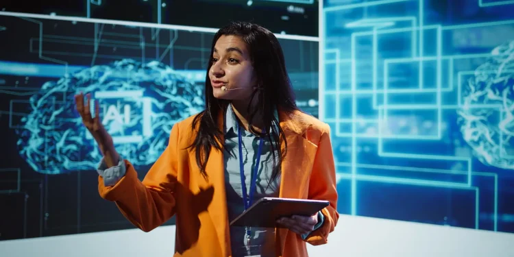 Mulher apresentando conteúdo sobre inteligência artificial em evento de tecnologia e inovação.