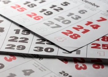 Calendário com datas destacadas em vermelho para março de 2026, sugerindo um feriado.