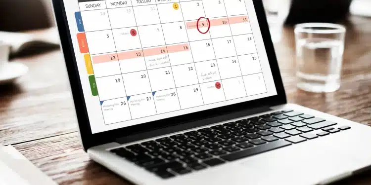 Notebook exibindo um calendário digital com datas destacadas e marcações de feriados, representando o planejamento de feriados estendidos em 2026.
