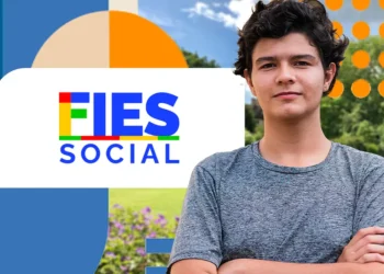 Jovem estudante de braços cruzados ao lado da logo do FIES Social