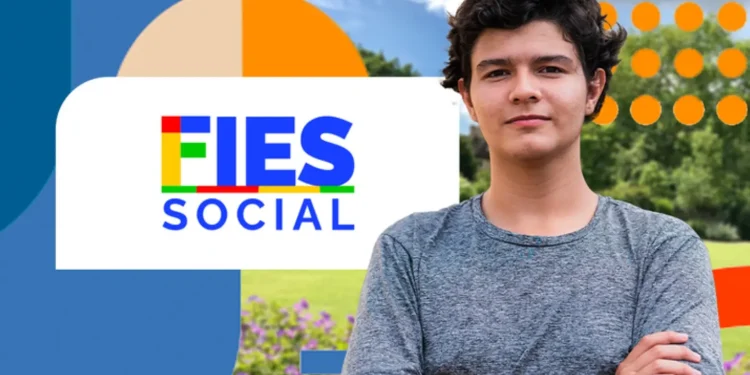 Jovem estudante de braços cruzados ao lado da logo do FIES Social
