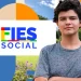 Jovem estudante de braços cruzados ao lado da logo do FIES Social