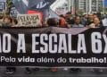 Protesto contra a jornada de trabalho 6x1 no Brasil, com banner pedindo por mais tempo de vida além do trabalho.