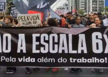 Protesto contra a jornada de trabalho 6x1 no Brasil, com banner pedindo por mais tempo de vida além do trabalho.