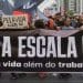 Protesto contra a jornada de trabalho 6x1 no Brasil, com banner pedindo por mais tempo de vida além do trabalho.
