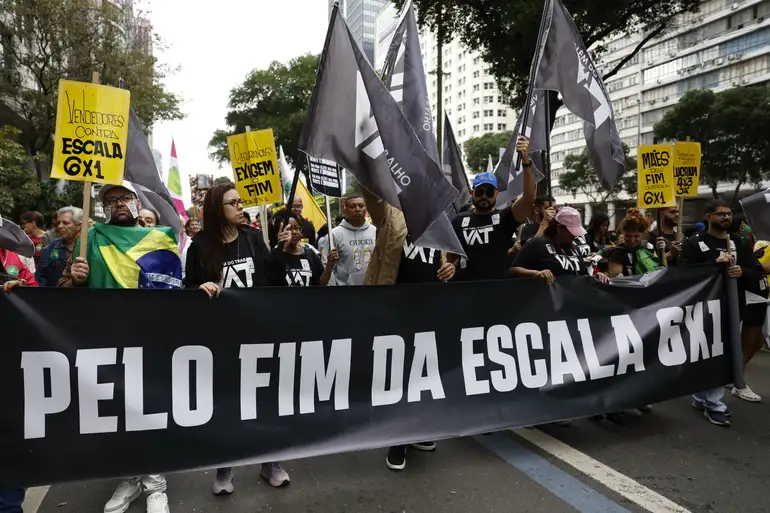 Manifestantes protestam em favor do fim da jornada de trabalho 6x1 em uma passeata pelas ruas da cidade.