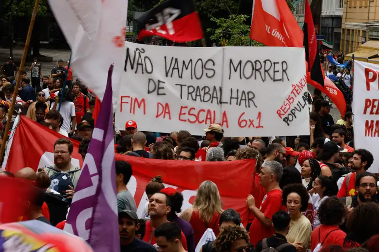 Protesto pela redução gradual da carga horária, com faixas exigindo o fim da escala 6x1 e a diminuição da jornada de trabalho semanal para 36 horas.