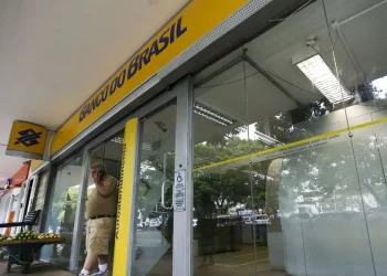Fachada de agência do Banco do Brasil com área de autoatendimento que funciona no Carnaval