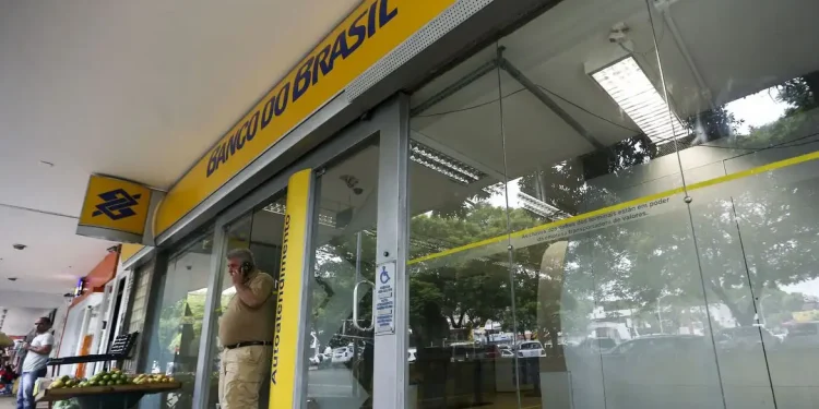Fachada de agência do Banco do Brasil com área de autoatendimento que funciona no Carnaval