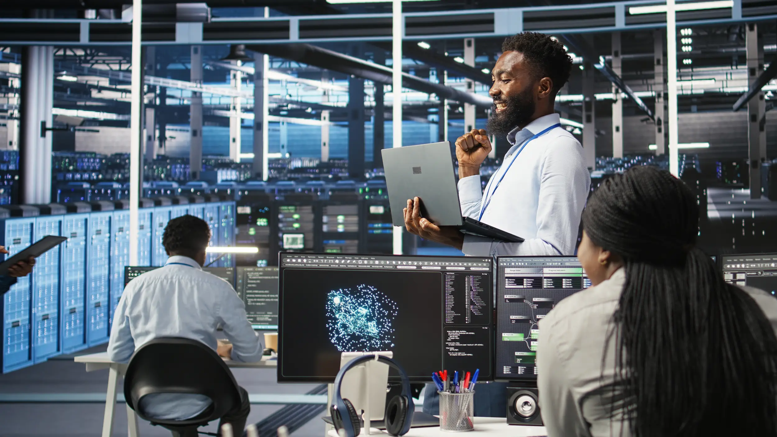 Equipe de profissionais em data center analisando dados em múltiplos monitores, representando a integração entre tecnologia avançada e competências humanas.