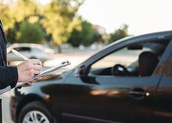 Agente da PRF registra autuação durante fiscalização da Operação Rodovida no Carnaval 2026.