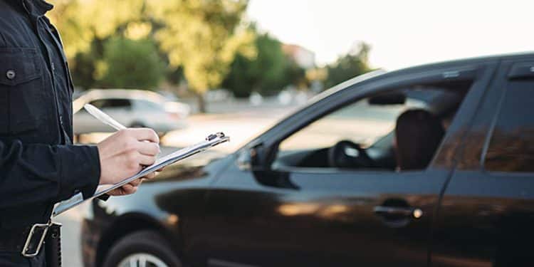 Agente da PRF registra autuação durante fiscalização da Operação Rodovida no Carnaval 2026.