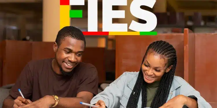 Dois jovens estudantes negros, um homem e uma mulher, sorridentes enquanto estudam com livros e canetas em uma biblioteca. Acima deles, o logotipo colorido do FIES em destaque.