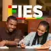 Dois jovens estudantes negros, um homem e uma mulher, sorridentes enquanto estudam com livros e canetas em uma biblioteca. Acima deles, o logotipo colorido do FIES em destaque.