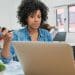 Estudante usando notebook em sala de aula para realizar inscrição em cursos gratuitos de qualificação profissional.